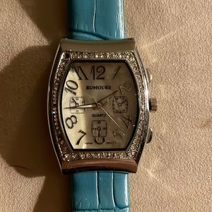 Rumors watch with Quartz motion. Pearl face with silver hands and numbers